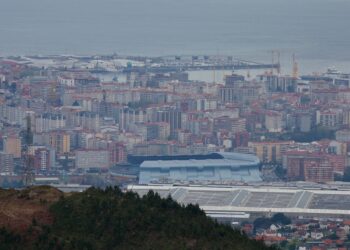 La Luna Pascual arranca una Semana Santa que trae lluvia, alerta por viento en el mar y nieve en el interior