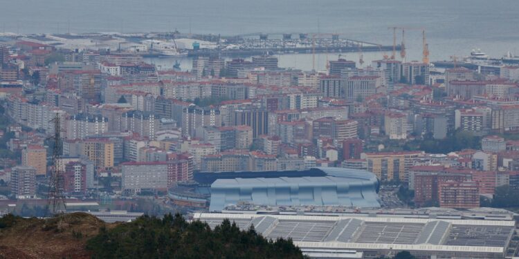 La Luna Pascual arranca una Semana Santa que trae lluvia, alerta por viento en el mar y nieve en el interior