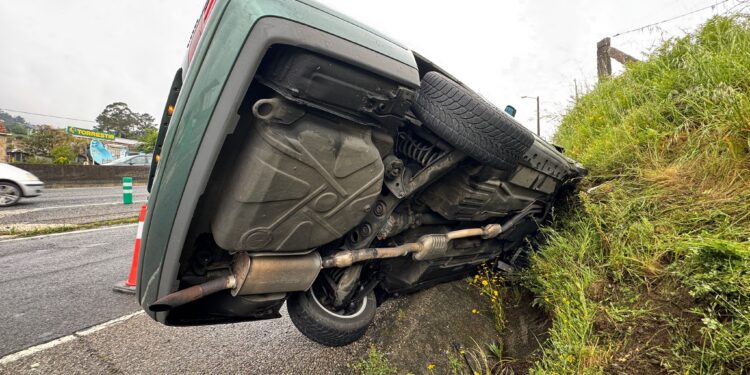 Herido el conductor de un vehículo tras volcar en la autovía