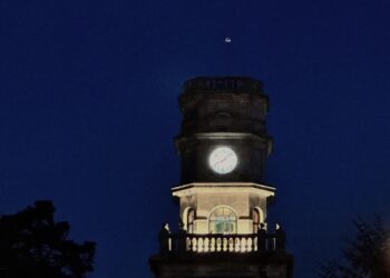 Una extraña luz sobre el reloj del instituto Santa Irene