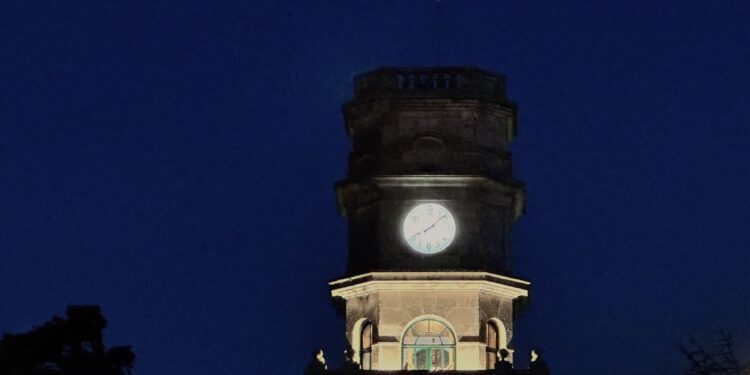 Una extraña luz sobre el reloj del instituto Santa Irene