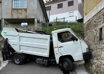 Los vecinos de Oia, víctimas colaterales tras el siniestro total del camión de recogida de basura