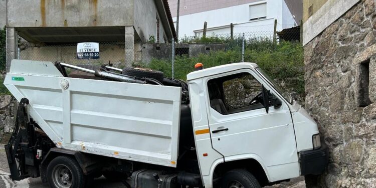 Los vecinos de Oia, víctimas colaterales tras el siniestro total del camión de recogida de basura
