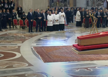 Un vigués, en la primera línea durante el traslado y velatorio del papa Francisco