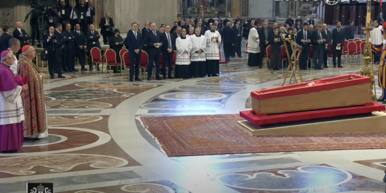 Un vigués, en la primera línea durante el traslado y velatorio del papa Francisco
