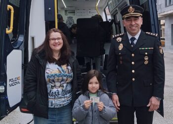 Un niño de 5 años de Cangas estrena el vehículo itinerante de la Policía Nacional para obtener el DNI