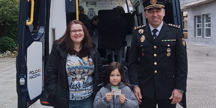 Un niño de 5 años de Cangas estrena el vehículo itinerante de la Policía Nacional para obtener el DNI