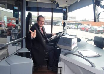 Caballero confía en que el nuevo contrato mejore el servicio: «Vigo es una ciudad difícil para el autobús público»