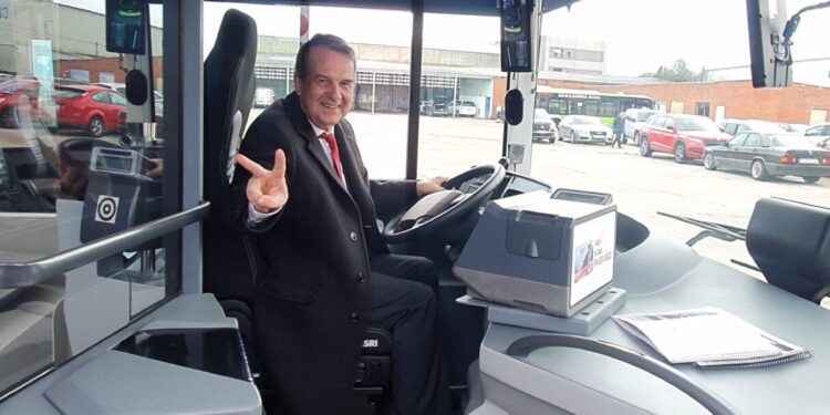 Caballero confía en que el nuevo contrato mejore el servicio: «Vigo es una ciudad difícil para el autobús público»
