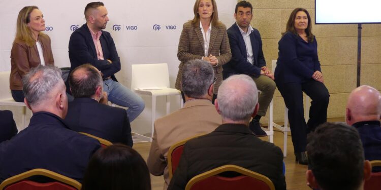 A escena la nueva junta del PP de Vigo, que actuará como «correa de transmisión» entre partido y ciudad
