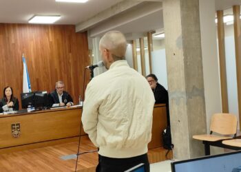 El acusado de agredir sexualmente a un varón en un parking de Vigo asegura que solo le quitó el móvil