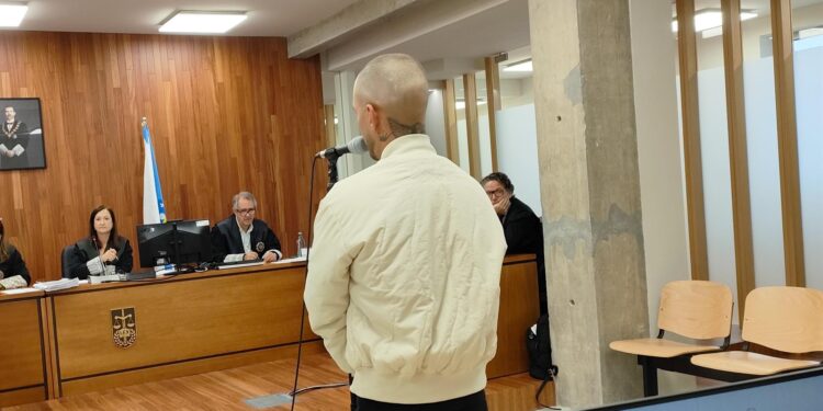El acusado de agredir sexualmente a un varón en un parking de Vigo asegura que solo le quitó el móvil