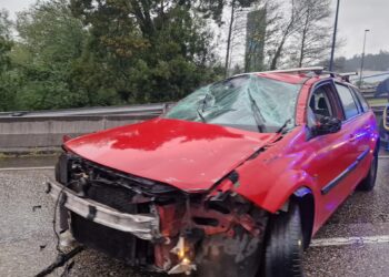 Un aparatoso accidente en el vial hacia la Universidad de Vigo provoca tráfico lento en la zona
