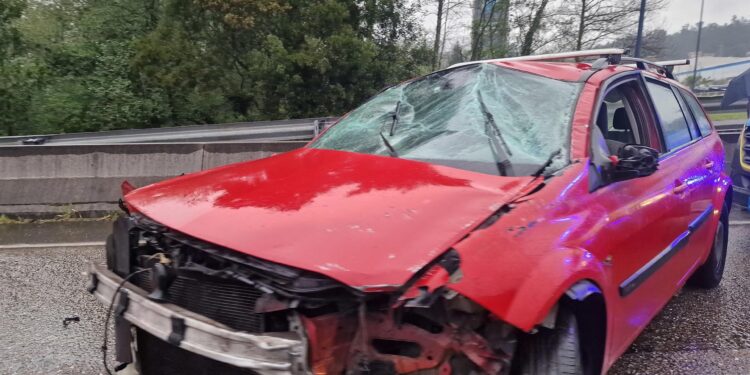 Un aparatoso accidente en el vial hacia la Universidad de Vigo provoca tráfico lento en la zona