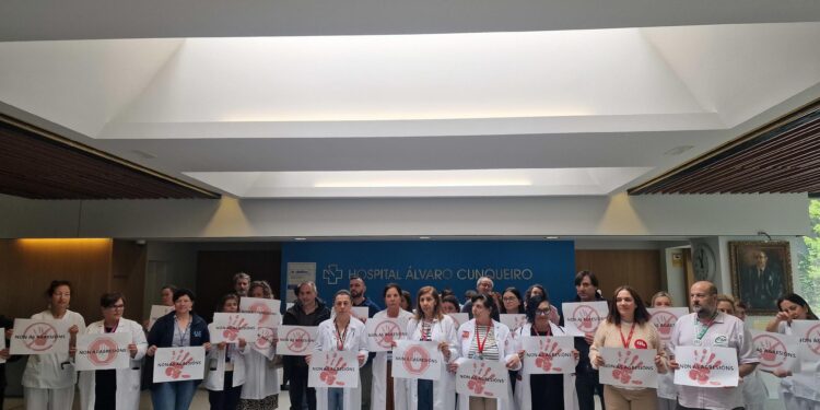 Concentración en el hospital Álvaro Cunqueiro contra el aumento de agresiones a sanitarios