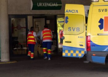29/04/2025 Sanitarios trasladan una camilla de una ambulancia al servicio de urgencias del Hospital Clínico de Santiago de Compostela el día del apagón, el 28 de abril de 2025..