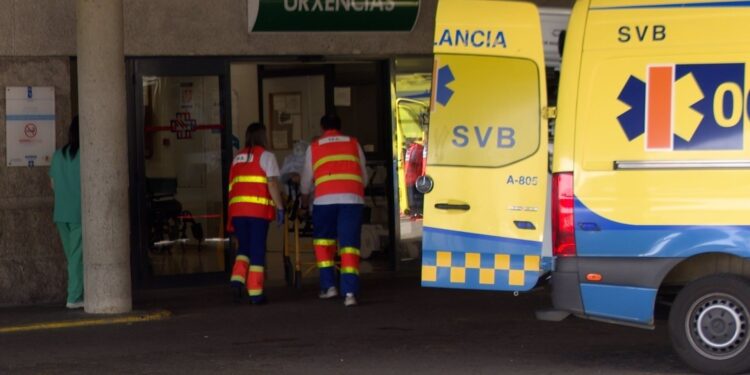 29/04/2025 Sanitarios trasladan una camilla de una ambulancia al servicio de urgencias del Hospital Clínico de Santiago de Compostela el día del apagón, el 28 de abril de 2025..