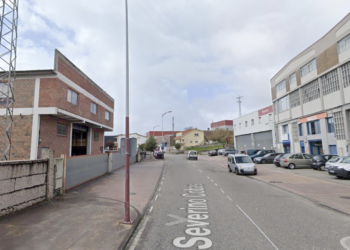 Herida la conductora de un autobús que acabó en un desnivel tras una maniobra