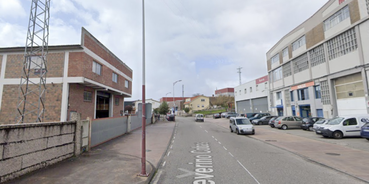 Herida la conductora de un autobús que acabó en un desnivel tras una maniobra