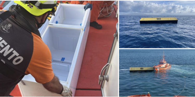 Neveras a la deriva en Cádiz: aparece una parte de la carga perdida por el MSC Houston