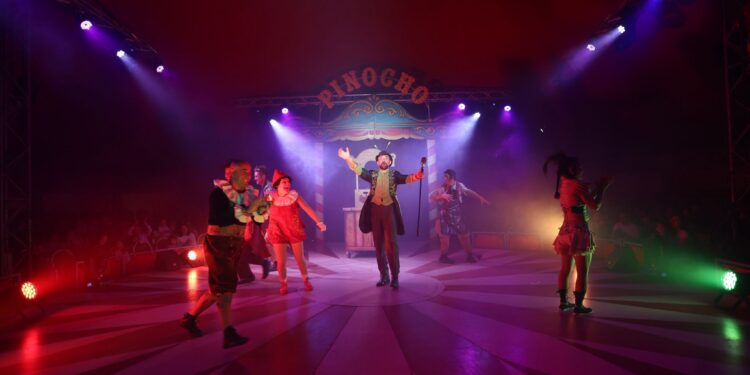 El Circo de Pinocho conquista el corazón de Vigo: desde la comedia a las acrobacias vertiginosas