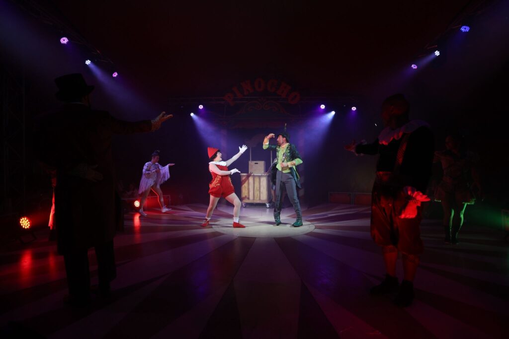 El Circo de Pinocho conquista el corazón de Vigo: desde la comedia a las acrobacias vertiginosas