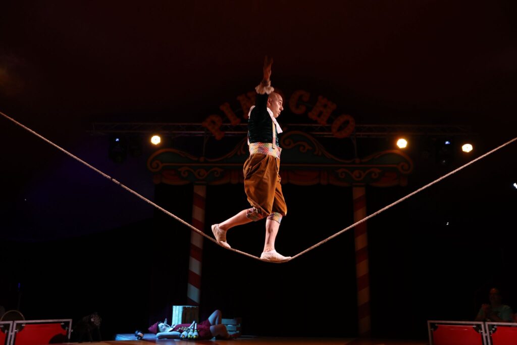 El Circo de Pinocho conquista el corazón de Vigo: desde la comedia a las acrobacias vertiginosas