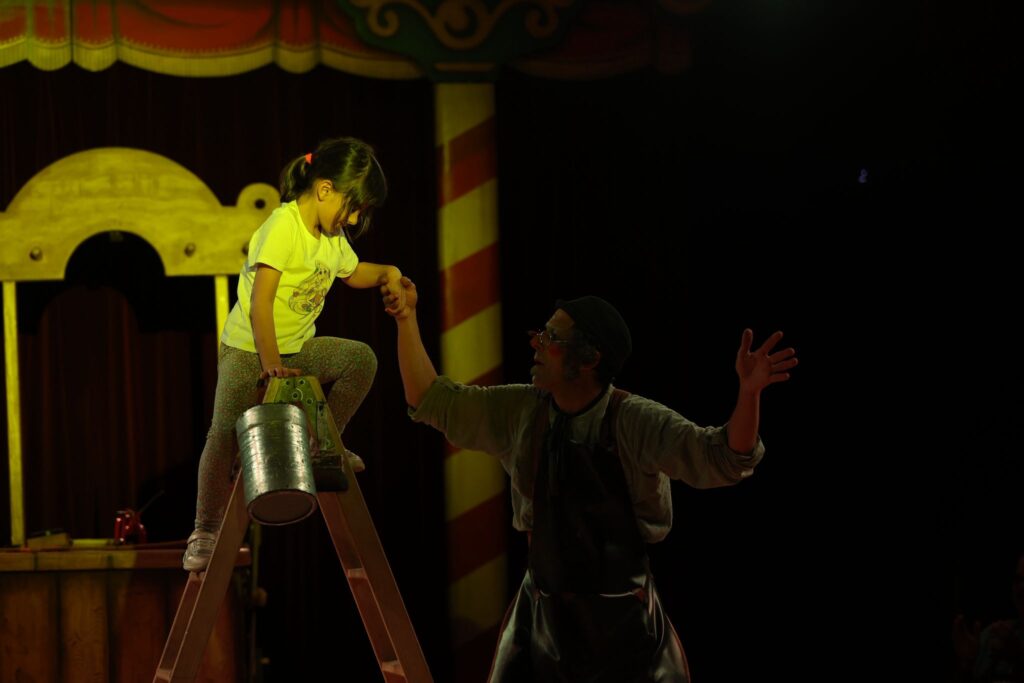 El Circo de Pinocho conquista el corazón de Vigo: desde la comedia a las acrobacias vertiginosas