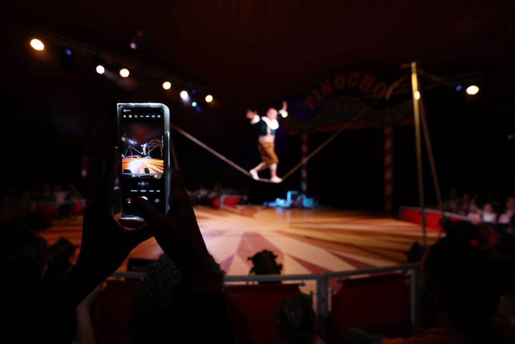 El Circo de Pinocho conquista el corazón de Vigo: desde la comedia a las acrobacias vertiginosas