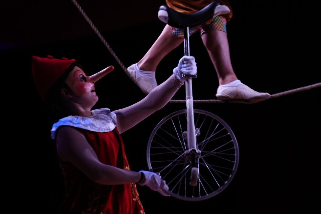 El Circo de Pinocho conquista el corazón de Vigo: desde la comedia a las acrobacias vertiginosas