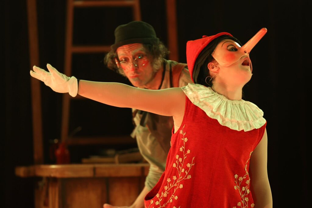El Circo de Pinocho conquista el corazón de Vigo: desde la comedia a las acrobacias vertiginosas