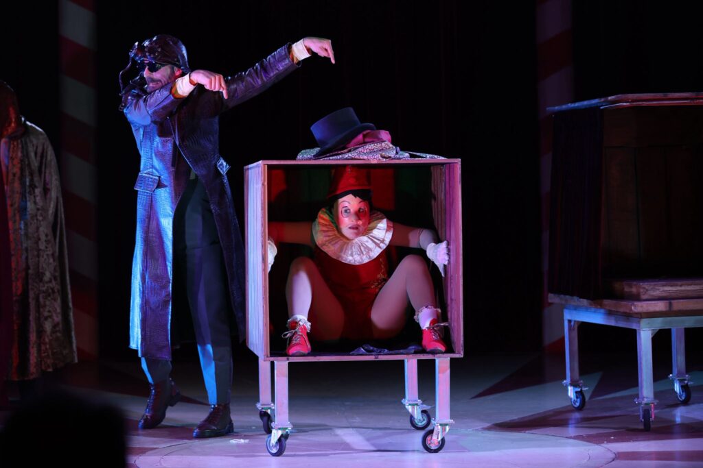 El Circo de Pinocho conquista el corazón de Vigo: desde la comedia a las acrobacias vertiginosas