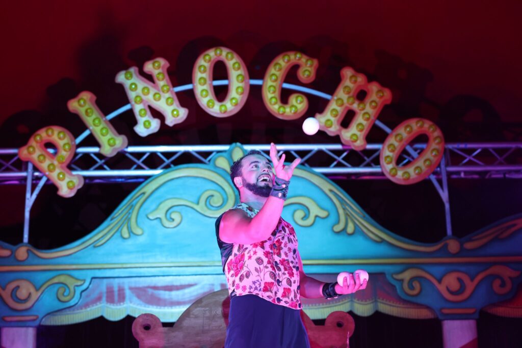 El Circo de Pinocho conquista el corazón de Vigo: desde la comedia a las acrobacias vertiginosas