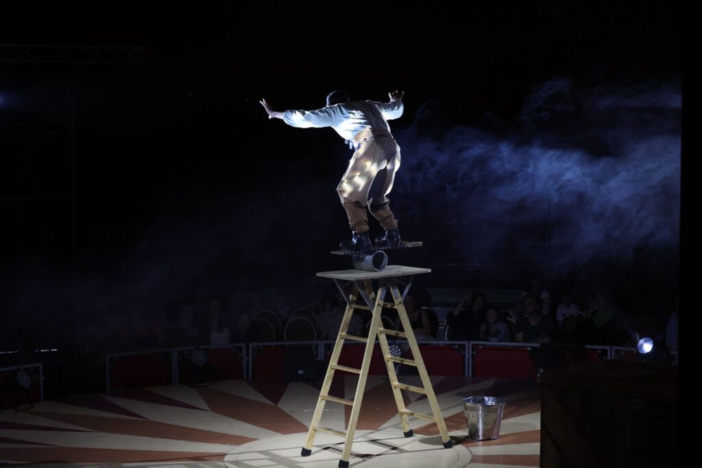 El Circo de Pinocho conquista el corazón de Vigo: desde la comedia a las acrobacias vertiginosas
