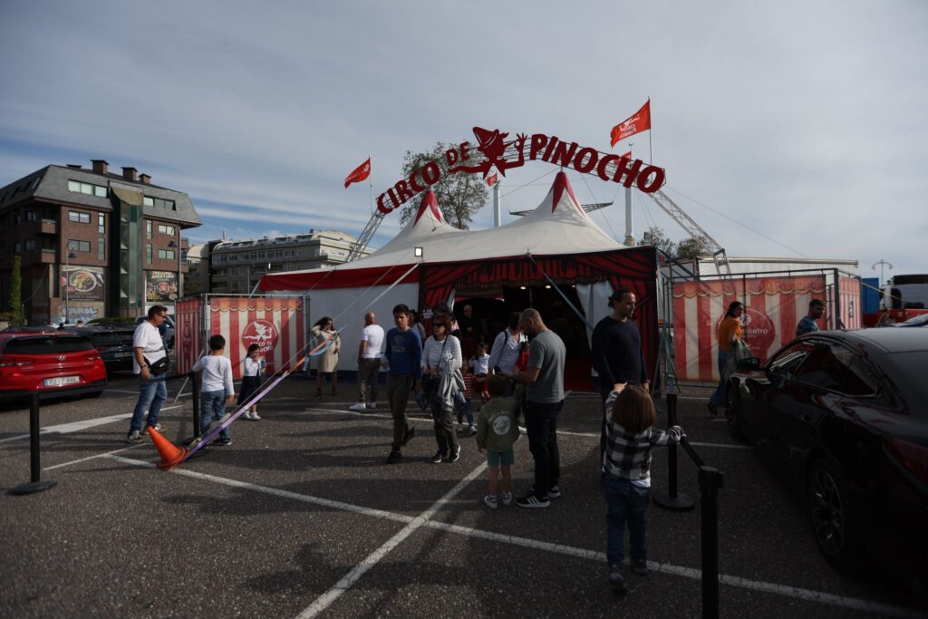 El Circo de Pinocho conquista el corazón de Vigo: desde la comedia a las acrobacias vertiginosas