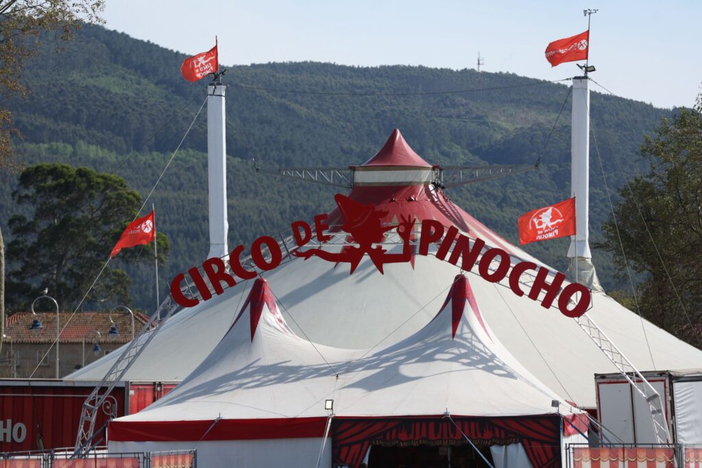 El Circo de Pinocho conquista el corazón de Vigo: desde la comedia a las acrobacias vertiginosas