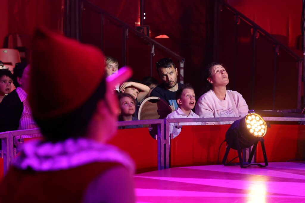 El Circo de Pinocho conquista el corazón de Vigo: desde la comedia a las acrobacias vertiginosas