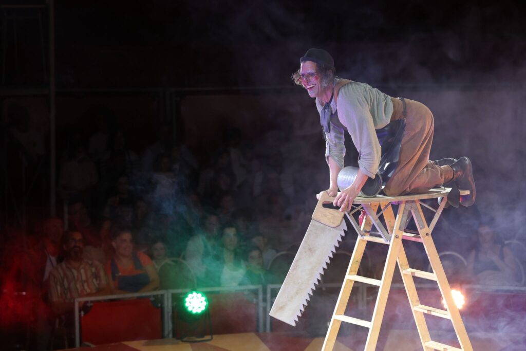 El Circo de Pinocho conquista el corazón de Vigo: desde la comedia a las acrobacias vertiginosas