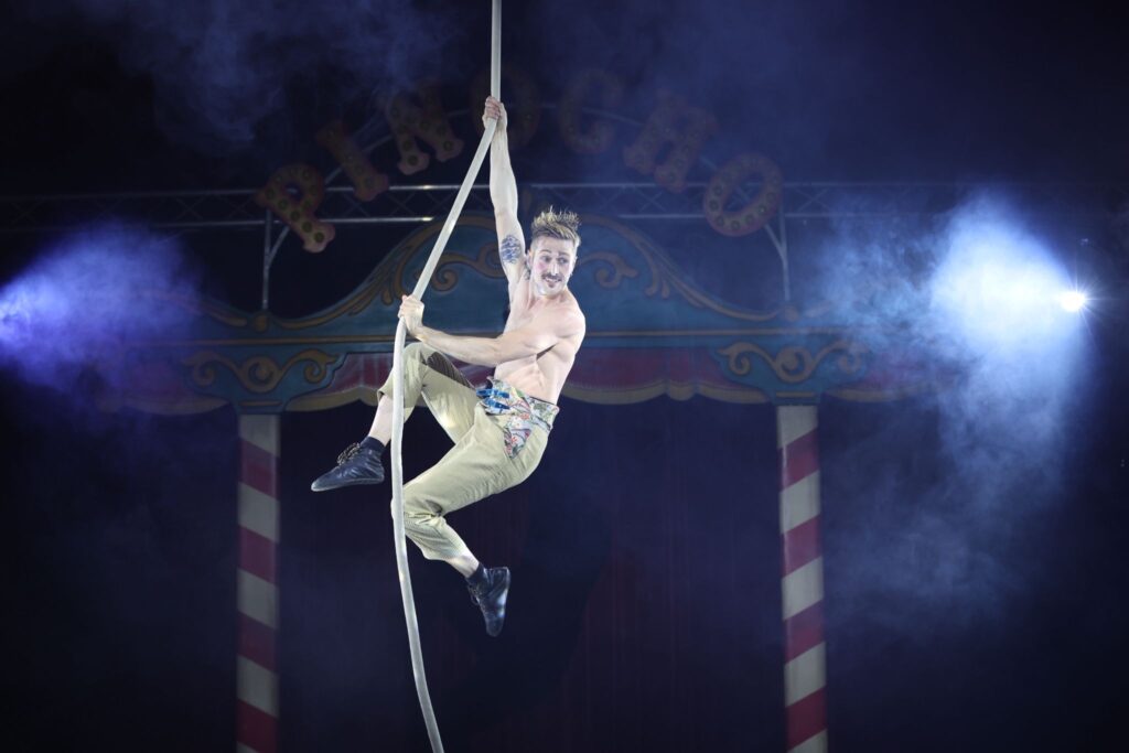 El Circo de Pinocho conquista el corazón de Vigo: desde la comedia a las acrobacias vertiginosas