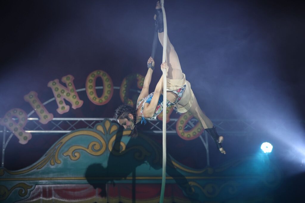 El Circo de Pinocho conquista el corazón de Vigo: desde la comedia a las acrobacias vertiginosas
