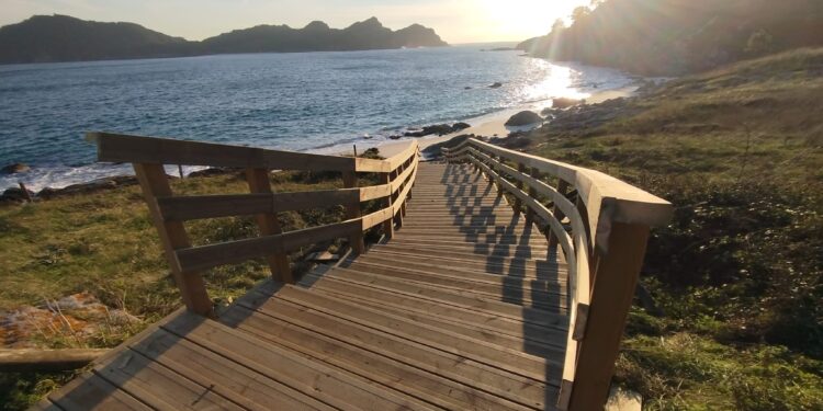 Las Cíes se preparan para el verano y ya estrenan nuevo acceso a una de sus mejores playas