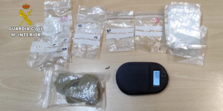 Interceptado en Cangas un joven con 44 gramos de hachís y material para la venta al menudeo