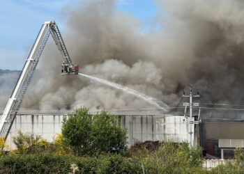 La Xunta activa el Plan de Emergencias por un incendio industrial en una nave de O Porriño