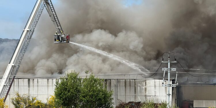 La Xunta activa el Plan de Emergencias por un incendio industrial en una nave de O Porriño