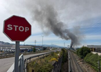 La Xunta activa el Plan de Emergencias por un incendio industrial en una nave de O Porriño