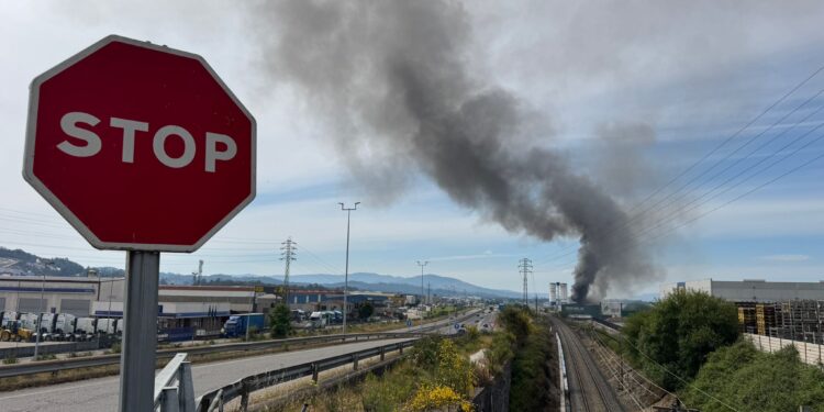 La Xunta activa el Plan de Emergencias por un incendio industrial en una nave de O Porriño