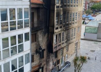 Arde el mobiliario de un bar de la Praza dos Ratos y el fuego afecta a varias viviendas