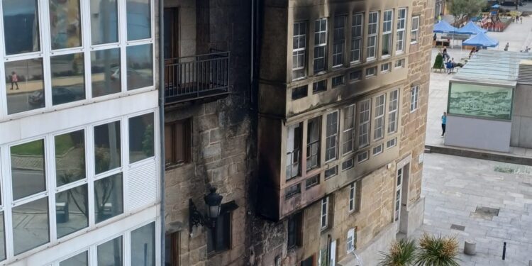 Arde el mobiliario de un bar de la Praza dos Ratos y el fuego afecta a varias viviendas