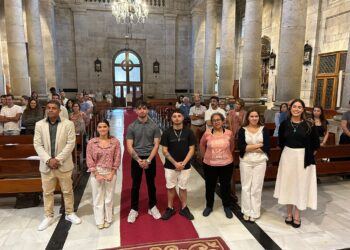 La concatedral de Vigo acoge una inusual ceremonia: el bautizo de nueve adultos