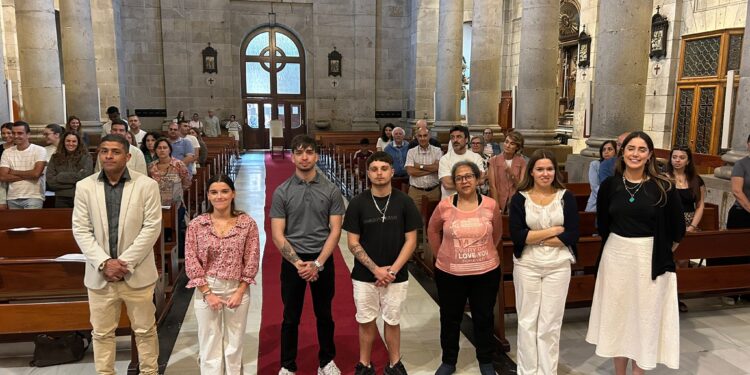 La concatedral de Vigo acoge una inusual ceremonia: el bautizo de nueve adultos